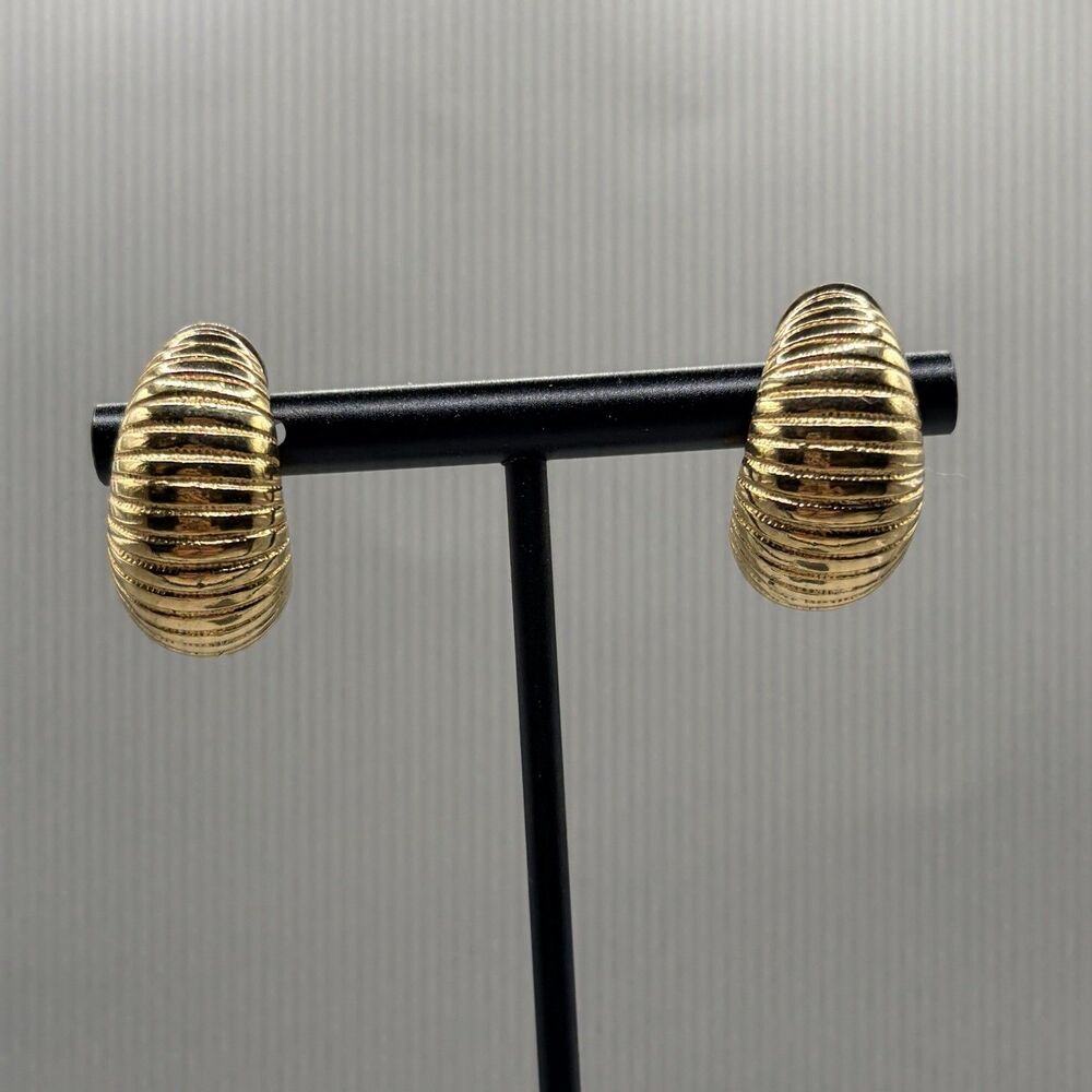 VTG Monet Ribbed "Snail" Clip Ribbed Earrings Goldtone Statement Classic Vintage